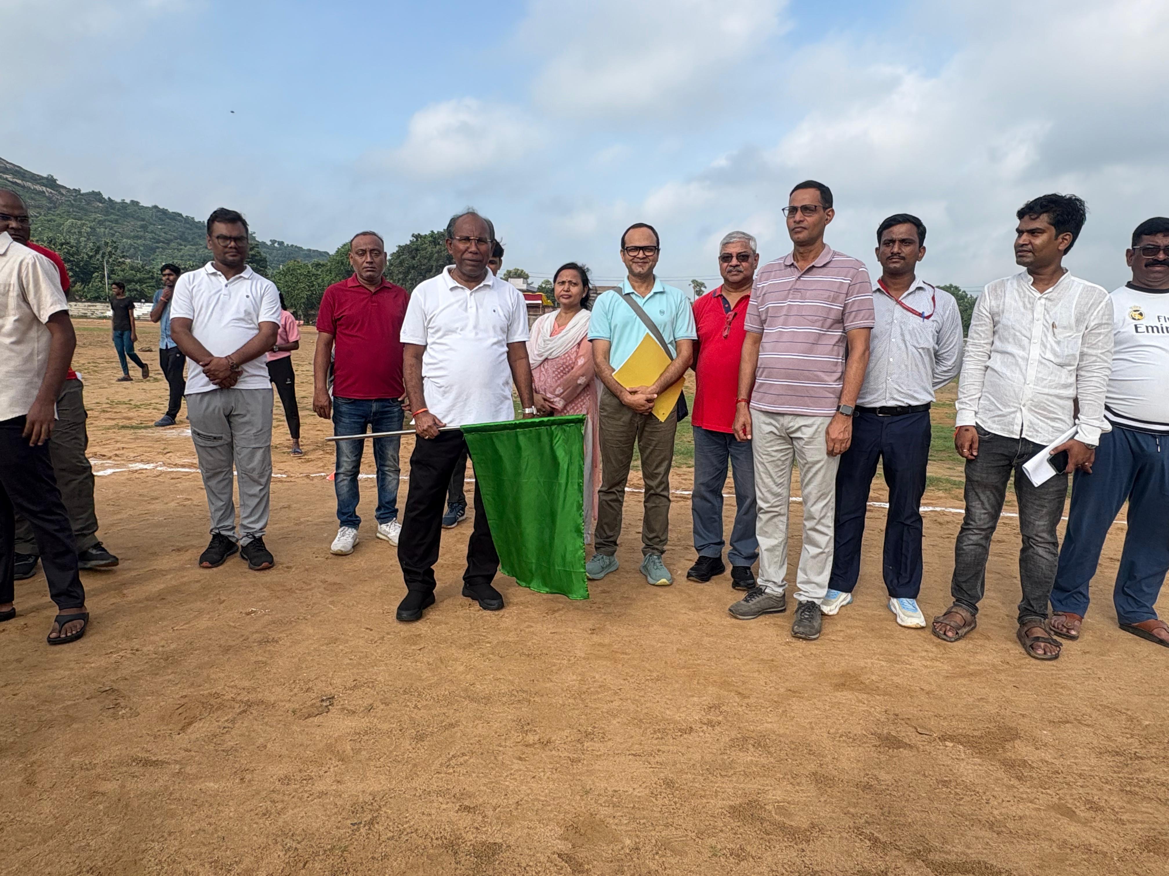 Prof. (Dr). B. C. Vaidya Ex. Prof. Of Geography JNU, New Delhi is warmly welcomed by the Principal Gaya College,Gaya Prof. (Dr.) Satish Singh Chandra with great respect and honor.